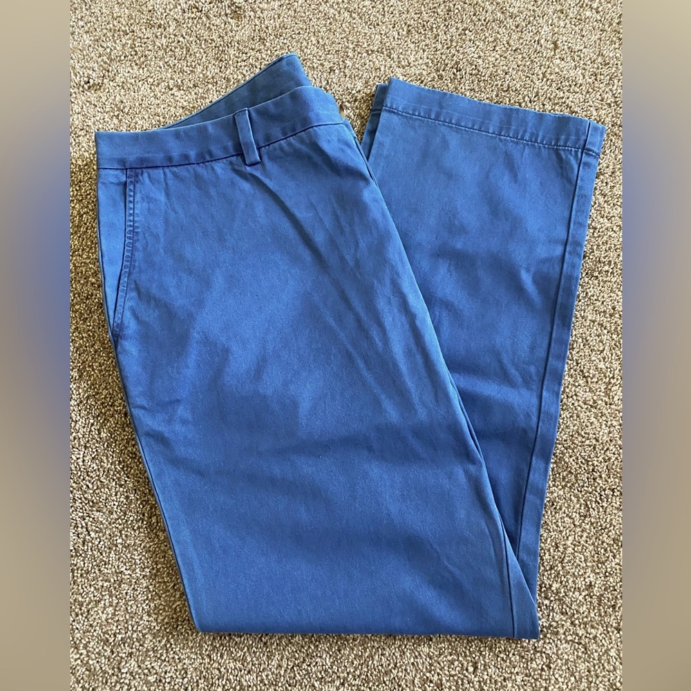 Vineyard vines men’s blue slim fit breaker pant. Size 38 x 30.